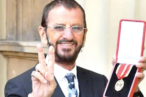 Tay trống Ringo Starr nhận tước hiệu Hiệp sĩ 