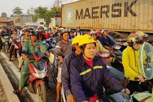 Xa lộ Hà Nội kẹt xe nghiêm trọng, giao thông hỗn loạn