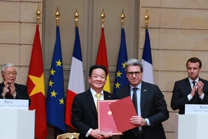 Tổng Bí thư Nguyễn Phú Trọng và Tổng thống Cộng hòa Pháp Emmanuel Macron đã chứng kiến Lễ ký kết Biên bản ghi nhớ giữa Tập đoàn T&T và Tập đoàn Bouygues của Pháp 