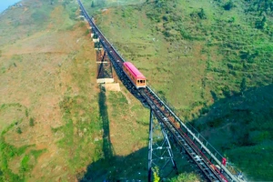 Tuyến tàu hỏa leo núi Mường Hoa nhìn từ trên cao