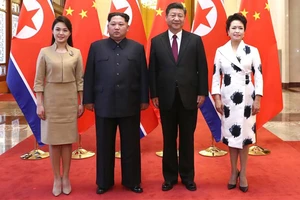 Lãnh đạo Kim Jong - un và phu nhân Ri Sol Ju hội kiến Chủ tịch Tập Cận Bình và phu nhân Bành Lệ Viện. Ảnh: TÂN HOA XÃ