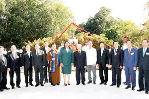Tổng Bí thư Nguyễn Phú Trọng và các đại biểu tại Tượng đài Chủ tịch Hồ Chí Minh Ảnh: TTXVN
