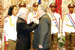 Tổng Bí thư Nguyễn Phú Trọng trao Huân chương Sao Vàng tặng Bí thư Thứ nhất Ban chấp hành Trung ương Đảng Cộng sản Cuba, Chủ tịch Hội đồng Nhà nước và Hội đồng Bộ trưởng Cộng hòa Cuba Raul Castro Ruz. Ảnh: TTXVN
