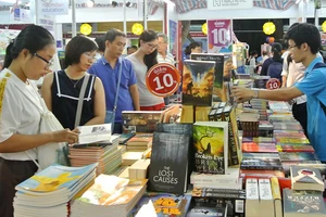 Sách giảm giá thu hút rất đông người mua