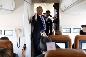Tổng thống Mỹ Donald Trump phát biểu trước các nhà báo trên chuyên cơ Không lực 1 ngày 5-4. Ảnh: REUTERS
