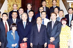 Thủ tướng Nguyễn Xuân Phúc và đoàn đại biểu Hiệp hội các nhà sản xuất Singapore. Ảnh: TTXVN