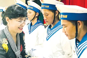 Đồng chí Nguyễn Thị Quyết Tâm trao quà tặng cán bộ, chiến sĩ tại đảo Song Tử Tây