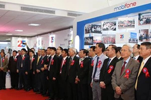 Các vị đại biểu tham quan khu trưng bày thành tựu MobiFone 25 năm