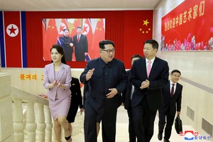 Lãnh đạo Triều Tiên Kim Jong Un (giữa) cùng phu nhân Ri Sol Ju (trái) tiếp ông Song Tao - Vụ trưởng Vụ Quốc tế thuộc Ủy ban Trung ương Đảng Cộng sản Trung Quốc, đang có chuyến thăm Bình Nhưỡng ngày 15-4. Ảnh: REUTERS