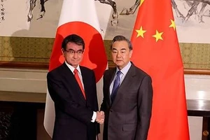 Ngoại trưởng Nhật Bản Taro Kono (trái) và người đồng cấp Trung Quốc Vương Nghị. Ảnh: REUTER