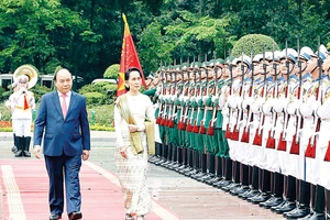 Thủ tướng Nguyễn Xuân Phúc và Cố vấn Nhà nước, Bộ trưởng Ngoại giao và Bộ trưởng Văn phòng Tổng thống nước CHLB Myanmar Aung San Suu Kyi duyệt Đội danh dự Quân đội Nhân dân Việt Nam Ảnh: TTXVN