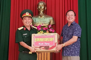 Ông Nguyễn Ngọc Cường, Phó Chủ tịch UBND Quận 9 tặng quà cho đồng chí Nguyễn Trường Lâm, Chính trị viên Tiểu đoàn 2