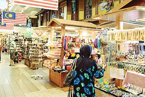 Du khách mua sắm tại khu chợ Central Market ở Malaysia