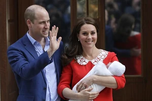Hoàng tử mới sinh sẽ đứng thứ năm trong danh sách thừa kế ngai vàng hoàng gia Anh. Ảnh: AP
