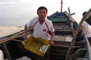 Ngư dân xã biển Hải Ninh sau đêm đánh bắt chỉ được mớ cá ít ỏi Ảnh: MINH PHONG