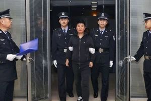 Sau 15 năm đào tẩu, Yan Yongmin bị bắt ở New Zealand ngày 12-11-2016 và bị áp giải về Bắc Kinh. Ảnh: THX