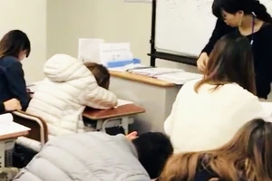 Du học sinh Việt ngủ bù ngay trên lớp sau cả đêm đi làm thêm. Ảnh: Nguồn INTERNET