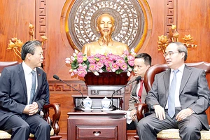 Bí thư Thành ủy TPHCM Nguyễn Thiện Nhân đã tiếp ông Trần Đức Hải - Tổng Lãnh sự Trung Quốc tại TPHCM đến chào từ biệt. Ảnh: VIỆT DŨNG