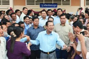 Đảng CPP cầm quyền của Thủ tướng Hun Sen (giữa) được dự báo sẽ tiếp tục giành được chiến thắng tại tổng tuyển cử sắp tới. Ảnh: KYODO/TTXVN