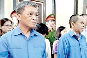 Cựu Chủ tịch HĐQT Hoàng Văn Toàn (trái) và Tổng giám đốc TrustBank Trần Sơn Nam tại tòa