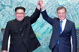 Tổng thống Hàn Quốc Moon Jae-in và nhà lãnh đạo Triều Tiên Kim Jong-un. Nguồn: TTXVN 