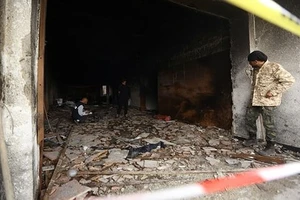 Một trụ sở của Ủy ban bầu cử Libya tại Tripoli sau vụ tấn công của những kẻ đánh bom tự sát. Ảnh: THX