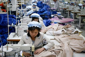 Lao động Triều Tiên làm việc tại Khu công nghiệp chung Kaesong trước khi bị đóng cửa năm 2016