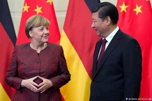 Thủ tướng Đức Merkel (trái) và Chủ tịch Trung Quốc Tập Cận Bình. Ảnh: DPA