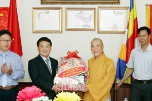 Phó Chủ tịch, Tổng Thư ký Uỷ ban Trung ương Mặt trận Tổ quốc Việt Nam Hầu A Lềnh chúc mừng Giáo hội Phật giáo Thành phố Hà Nội. Ảnh: TTXVN