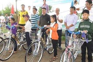 Tặng xe đạp cho học sinh xã Tân Hưng Tây 