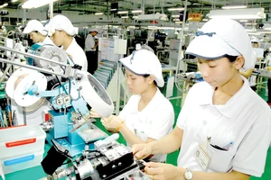  Sản xuất linh kiện điện tử tại doanh nghiệp Nhật Bản trong KCX Tân Thuận Ảnh: THÀNH TRÍ