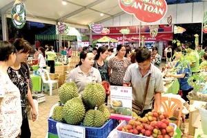  Các mặt hàng trái cây an toàn được bày bán trên thị trường Ảnh: CAO THĂNG