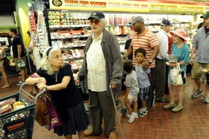 Người dân mua sắm tại một siêu thị ở New York, Mỹ. Nguồn: TTXVN