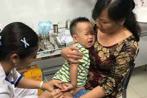 Trẻ tiêm vaccine Hexaxim 6 trong 1 sáng 16-6