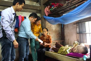 Đại diện Báo SGGP trao số tiền 9,6 triệu đồng của bạn đọc cho bà Trần Thị Hồng ở thôn Lam Long, xã Xuân Hải, huyện Nghi Xuân, tỉnh Hà Tĩnh