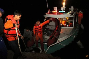 Lực lượng tìm kiếm cứu nạn trên hồ Toba. REUTERS