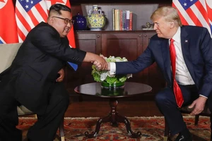 Lãnh đạo Triều Tiên Kim Jong-un và Tổng thống Mỹ Donald Trump tại hội nghị thượng đỉnh lịch sử ở Singapore ngày 12-6-2018.