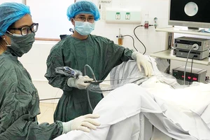Các bác sĩ Bệnh viện Quận 9 thực hiện kỹ thuật tán sỏi niệu cấp cứu cho bệnh nhân N.