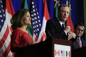 Ngoại trưởng Canada Chrystia Freeland, Đại diện Thương mại Mỹ Robert E. Lighthizer và Bộ trưởng Kinh tế Mexico Ildefonso Guajardo Villarreal ở vòng thứ 4 đàm phán NAFTA tại Washington. Nguồn: AP
