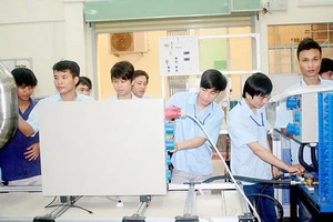 Sinh viên của Trường CĐ Nghề TPHCM trong giờ thực hành nghề điện tử