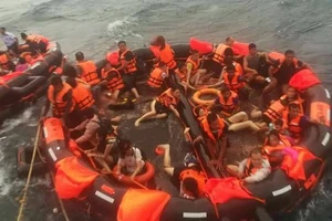 Nhiều du khách may mắn thoát nạn trong vụ chìm tàu du lịch ở Phuket nhờ bè cứu sinh. Ảnh: PHUKET NEWS 