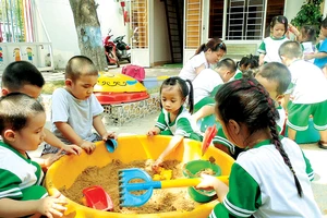 Học sinh Trường Mầm non Tuổi Thơ, phường Tây Thạnh, quận Tân Phú, TPHCM trong giờ vui chơi