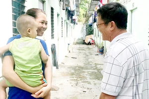 Ông Phạm Xuân Vinh thăm hỏi công nhân ở trọ Ảnh: KIỀU PHONG