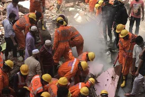 Lực lượng cứu hộ làm nhiệm vụ tại hiện trường một vụ sập nhà ở Ấn Độ. Ảnh: TTXVN
