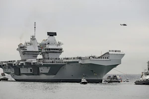 Tàu sân bay HMS Queen Elizabeth của Anh. Ảnh: APB