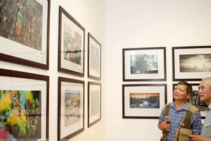 Trước đó, ngày 2-6, Triển lãm ảnh quốc tế Hội Nhiếp ảnh Hoa Kỳ cũng đã diễn ra tại Hà Nội. Ảnh: TTXVN