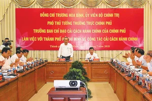 Phó Thủ tướng Thường trực Chính phủ Trương Hòa Bình làm việc với TPHCM về công tác cải cách hành chính Ảnh: DŨNG PHƯƠNG
