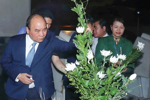 Thủ tướng Nguyễn Xuân Phúc dâng hoa, thắp hương tưởng niệm tại khu mộ 10 nữ anh hùng liệt sĩ TNXP Ngã ba Đồng Lộc, Hà Tĩnh