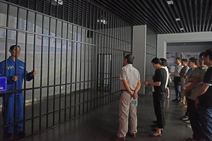 Các quan chức chính phủ và đảng viên Đảng cộng sản Trung Quốc trong một chuyến tham quan nhà tù dành cho tội phạm tham nhũng tại tỉnh An Huy