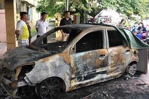 Chiếc xe Kia Morning của Đại úy Hoàng Phú Duy bị cháy trơ khung. Ảnh: VTC